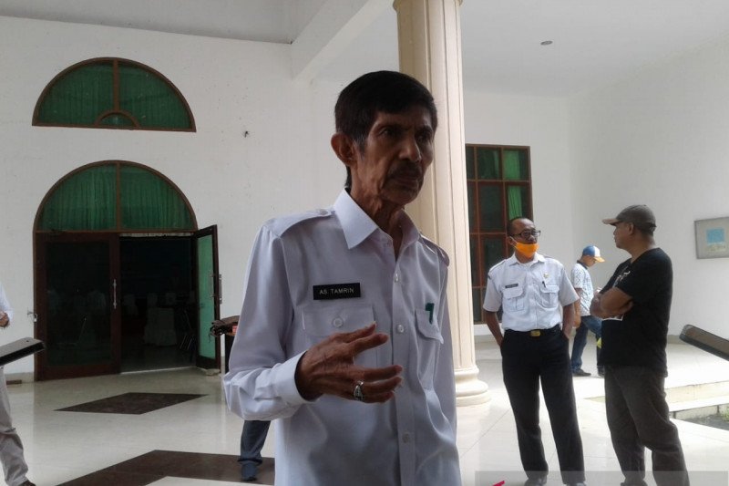 Wali Kota Baubau sumbangkan gajinya dua bulan bantu penanganan COVID-19