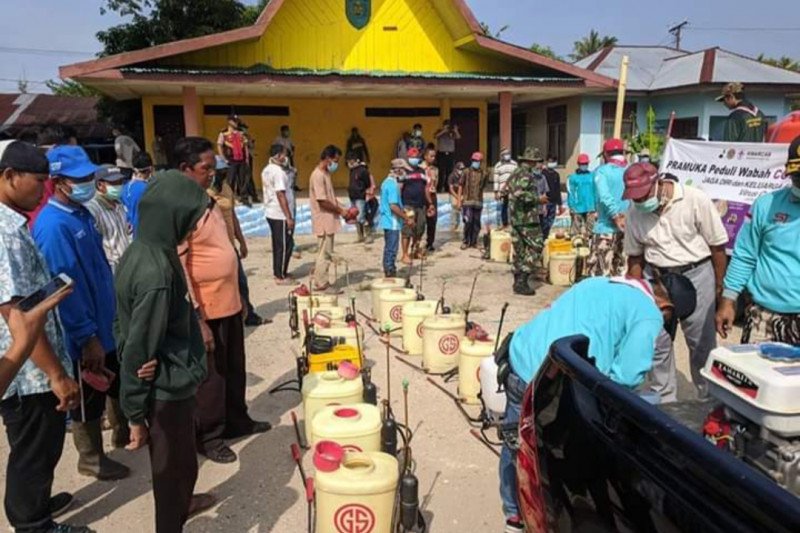 Golkar dan Pramuka Inhil lakukan penyemprotan disinfektan di dua kecamatan