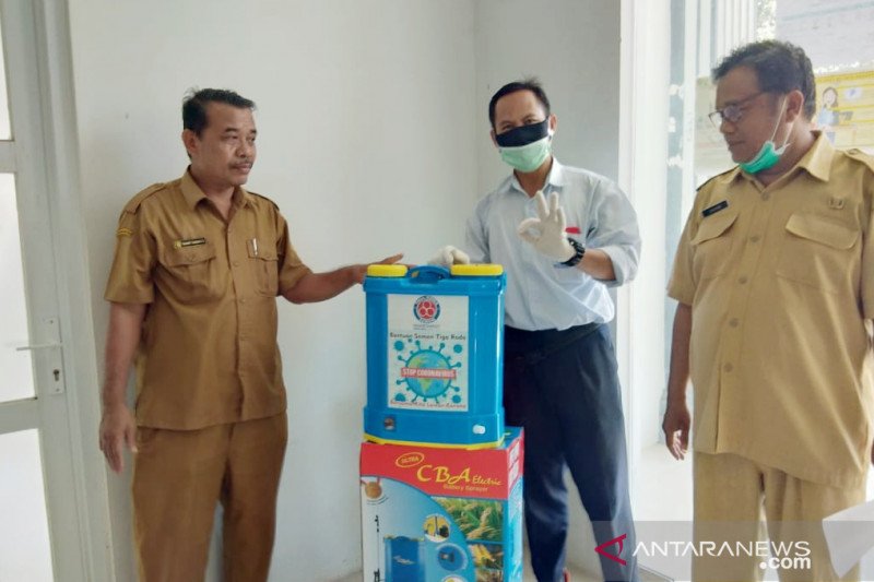 Indocement sumbang disinfektan untuk sejumlah desa di Bogor