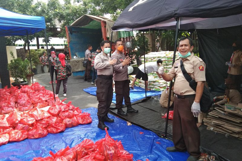 Polda Lampung dan Masyarakat Peduli COVID-19 bagikan sembako bagi warga tidak mampu