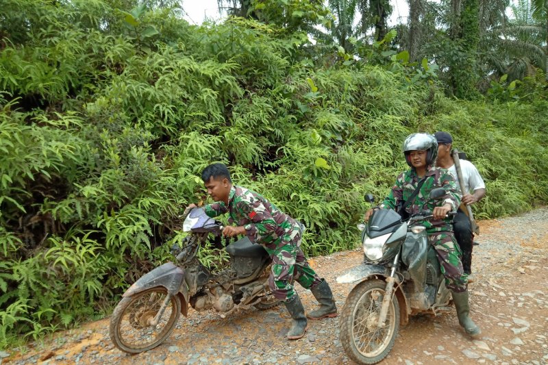 Lihat sepeda motor warga mogok, ini dilakukan prajurit TMMD