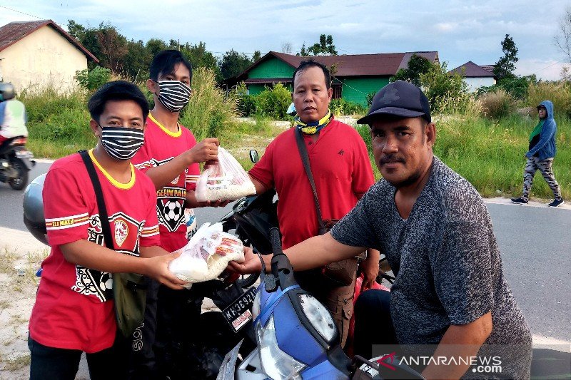 Kalman Persepun FC bagikan sembako kepada warga terdampak COVID-19