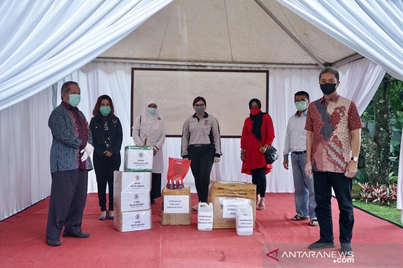 DPRD Kota Bogor berikan bantuan APD untuk penanganan COVID-19