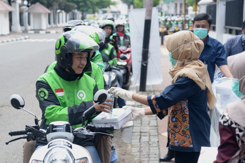 Istana Presiden di Jakarta bagikan ribuan nasi kotak bagi pengendara