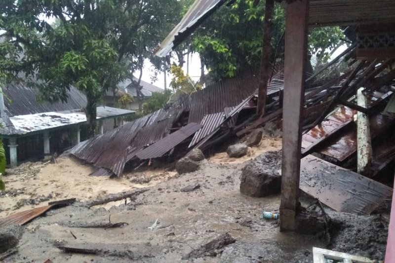 Flash - Longsor di Nagari Guguak Malalo Batipuah Selatan timpa rumah warga (Video)