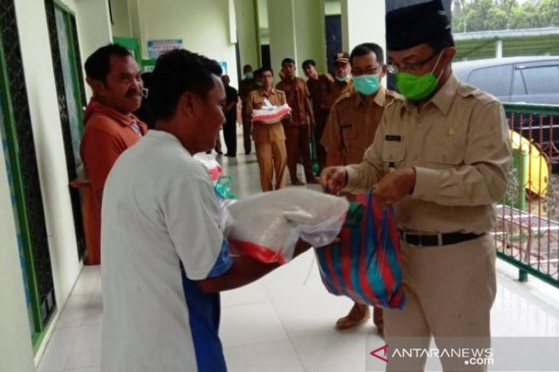COVID-19 mewabah, 4.772 penjaga sekolah, garin dan guru TPA di Agam peroleh bantuan sembako