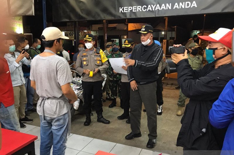 Patroli gabungan Pemkot Bekasi bubarkan kerumunan