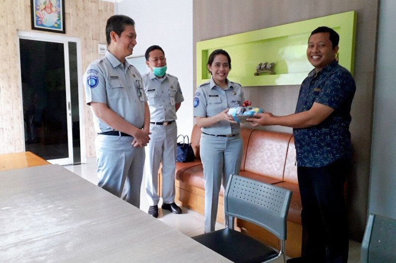 PT Jasa Raharja Lampung serahkan bantuan hand sanitizer ke PO bus