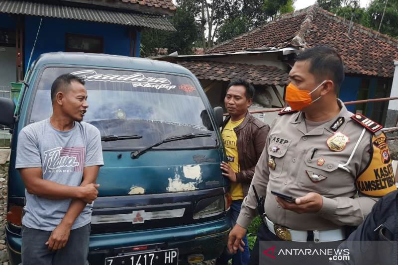 Petugas tertibkan sejumlah mobil omprengan di Garut