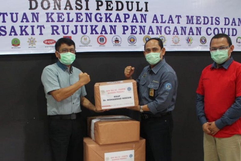 Serikat Pekerja Pertamina Palembang bantu APD tenaga medis