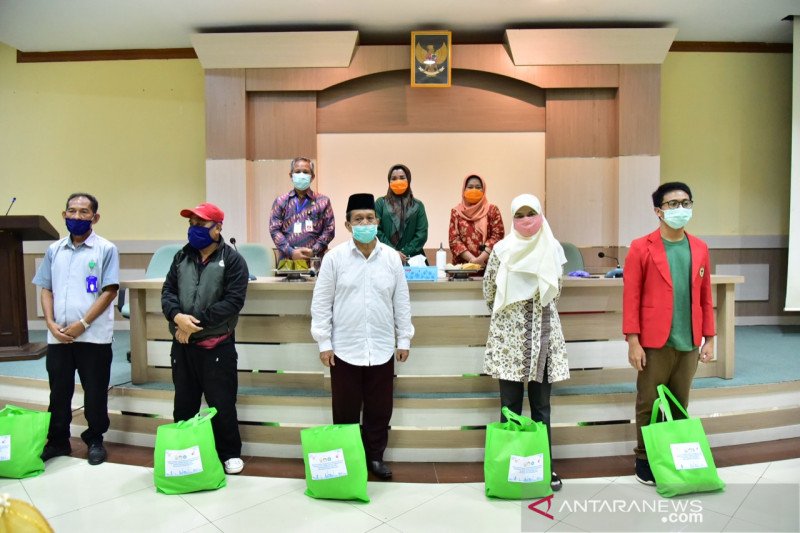 Dharma Wanita Sulsel bagikan bahan pokok bagi warga terdampak COVID-19