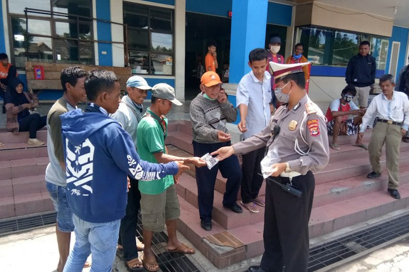 Operasi Keselamatan Krakatau 2020, satgas bagikan masker cegah COVID-19