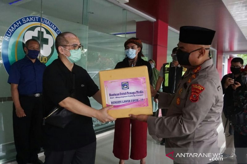 Kapolres serahkan bantuan APD Bhayangkari ke RSUD Cianjur