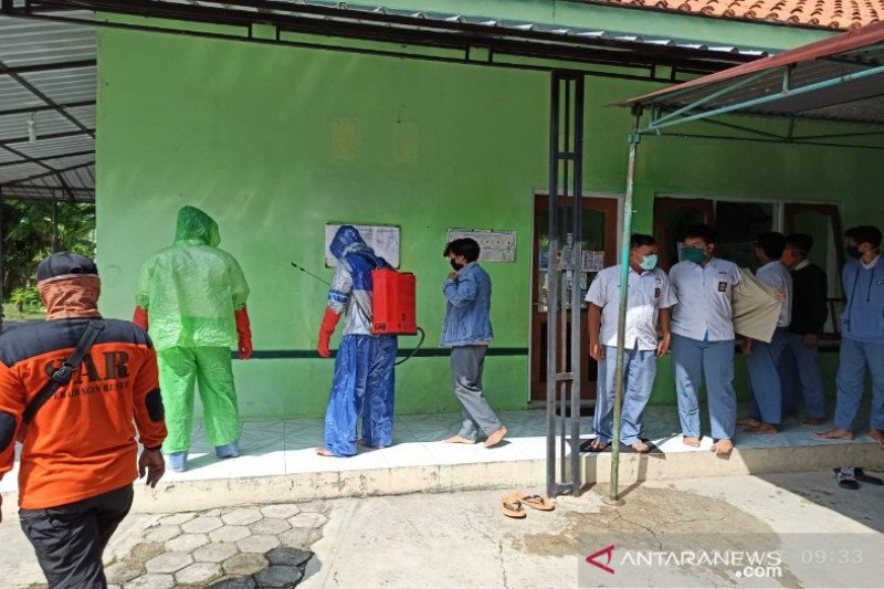 Siswa SMAN 3 Pekalongan gelar penyemprotan disinfektan
