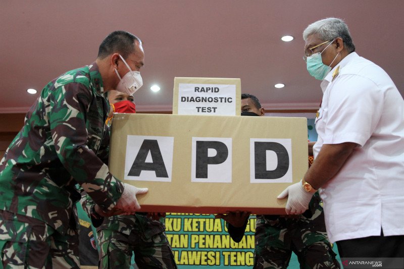 PANGDAM XIV HASANUDDIN BERI BANTUAN APD