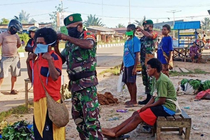 Kodim 1711 Boven Digoel Bagikan Masker Cegah COVID-19