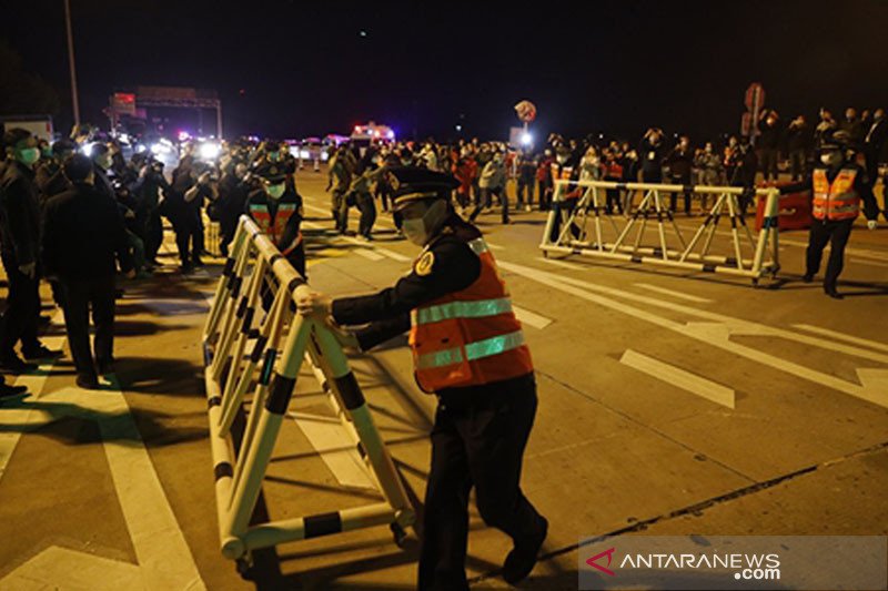 Di Wuhan transaksi penjualan makanan dan jasa transportasi naik tajam