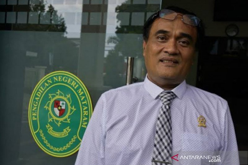 Hakim PN Mataram mengalihkan status tahanan terdakwa korupsi balai nikah