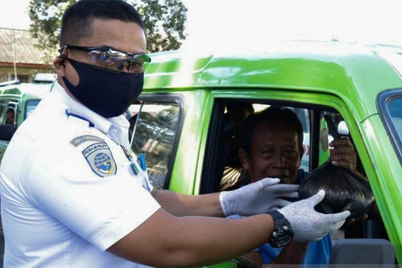 Dishub Kota Bogor bagikan masker kepada pengemudi angkot