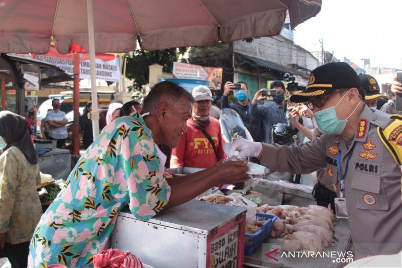 Polrestabes Bandung bagikan masker di sejumlah pasar tradisional