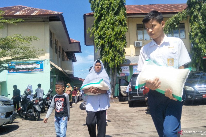 Sejumlah sekolah di Pariaman bantu keluarga siswa miskin terdampak COVID-19