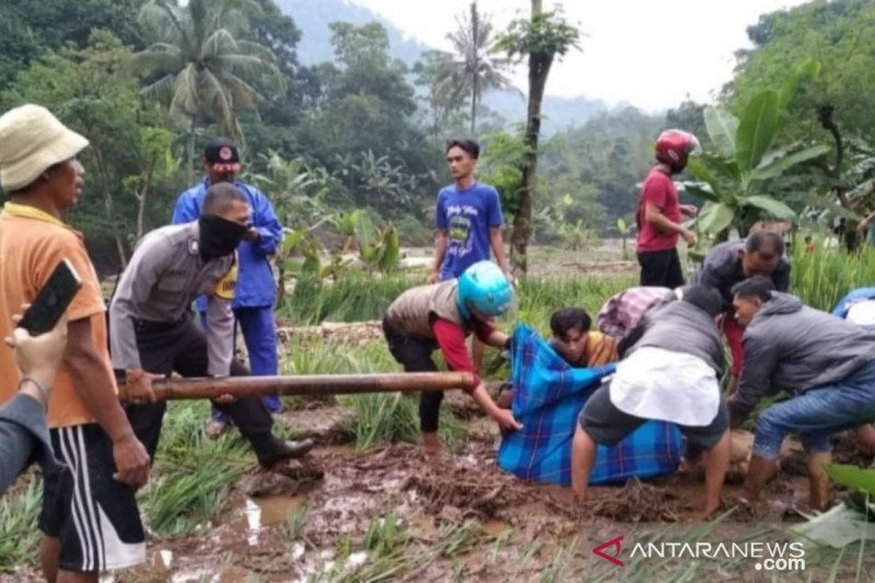 Tiga warga Cianjur yang hilang terbawa arus, masih dicari