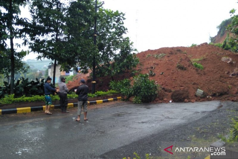 Jalur utama Cianjur-Sukanagara tertutup longsor