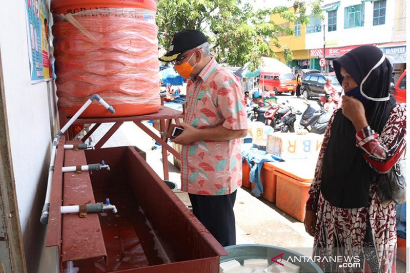 Wabup Bantaeng tinjau fasilitas cuci tangan umum