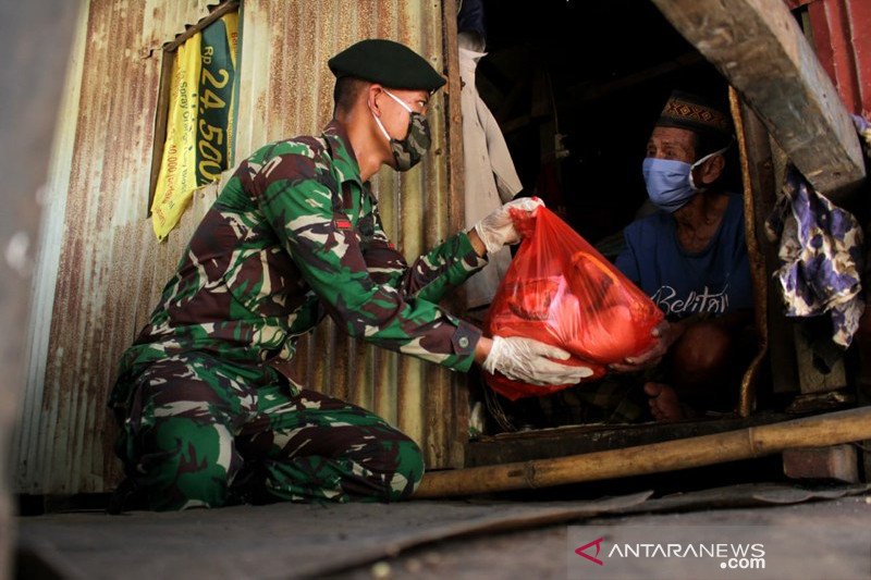 Pembagian paket sembako dan masker dari TNI