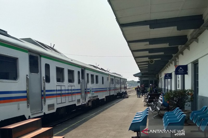 Jadwal kereta api lokal disesuaikan terkait penerapan PSBB di Jakarta