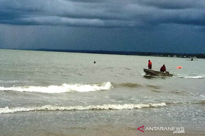 Seorang anak tenggelam terseret ombak saat mandi di dekat tiang masjid terapung Pantai Puah