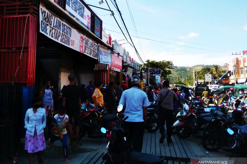 Polisi Jayapura Bubarkan Kerumunan Pembeli Telur Ayam