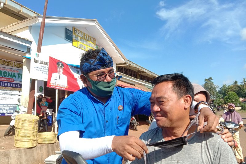 Fraksi Demokrat Provinsi Lampung bagi masker kain