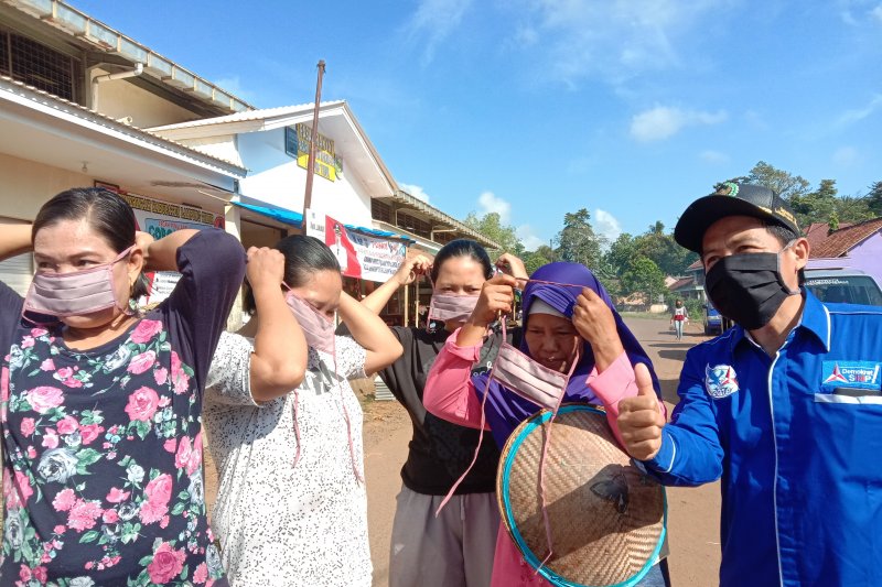 Fraksi Demokrat Provinsi Lampung berbagi masker kain