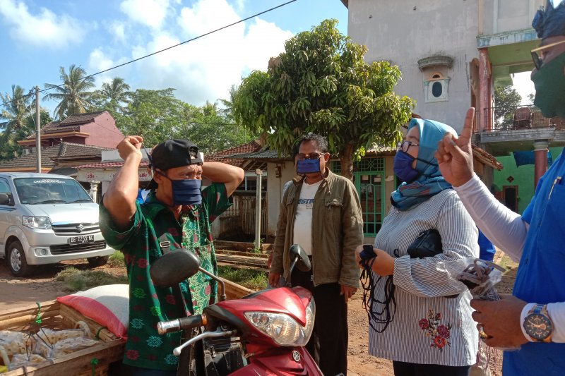 Fraksi Demokrat Provinsi Lampung berbagi masker kain