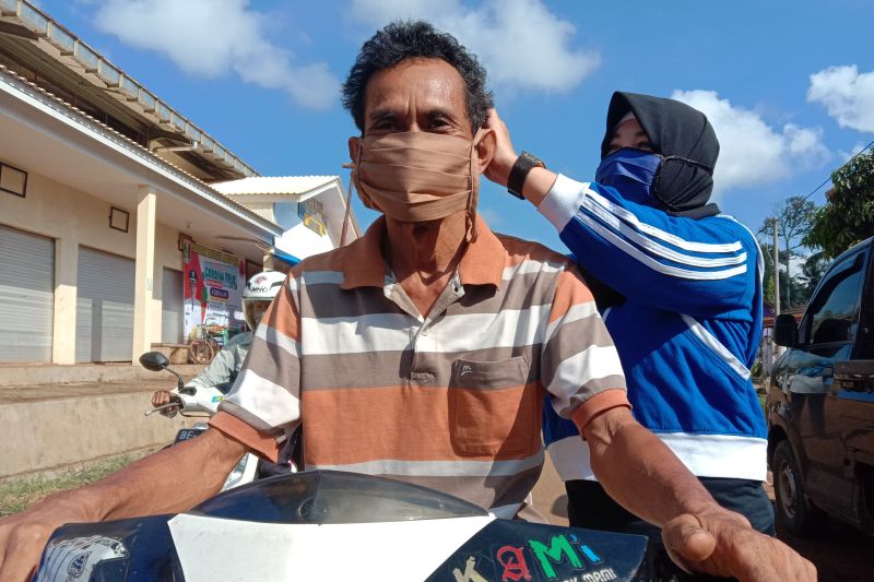 Fraksi Demokrat DPRD Provinsi Lampung berbagi masker kain