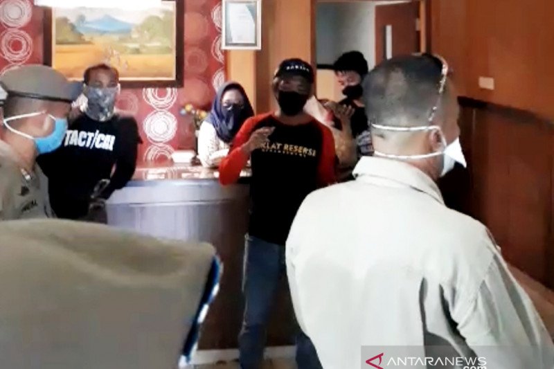 Satpol PP gerebek panti pijat di tengah pandemi COVID-19
