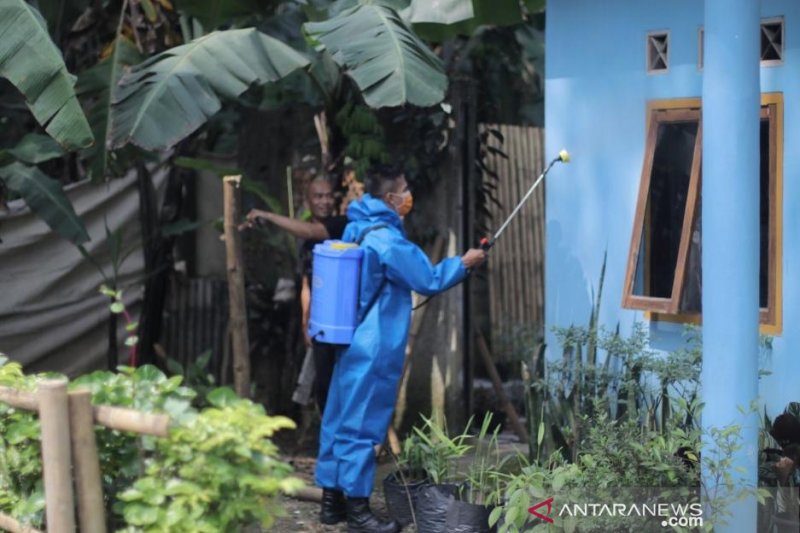Pemkot Bogor semprotkan disinfektan di zona merah
