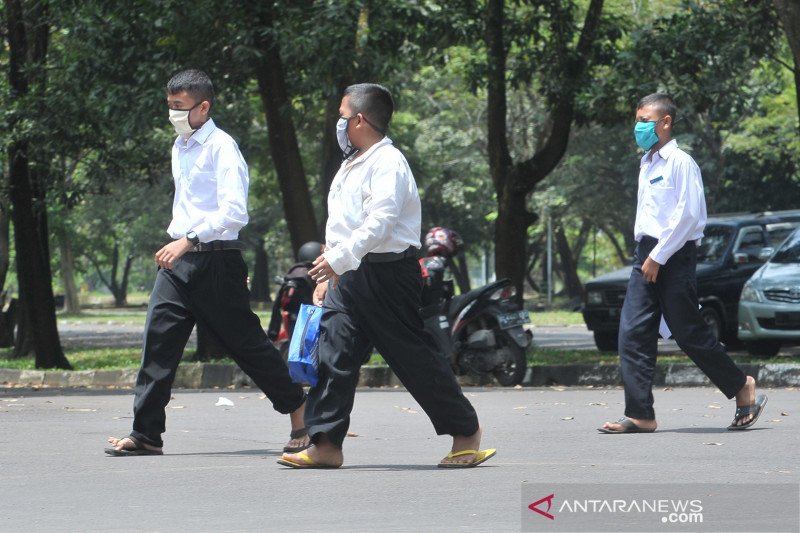 Santri pesantren Gontor sementara dilarang naik kendaraan umum