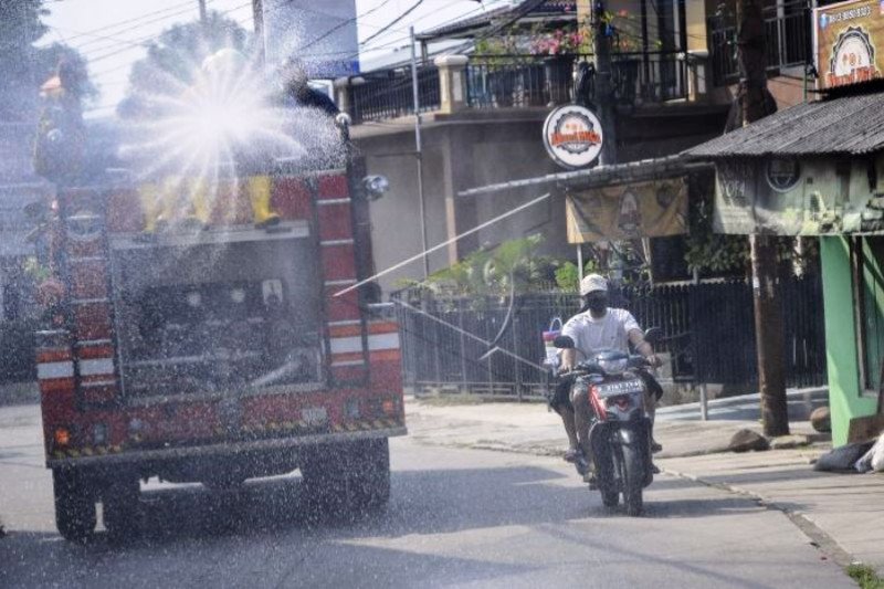 Penyemprotan Disinfektan Di Perbatasan Bekasi  dan Jakarta