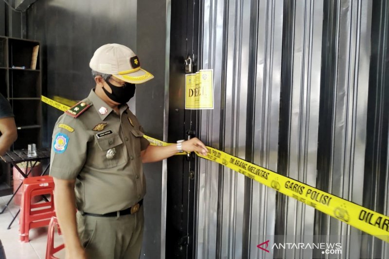 Satpol PP Kota Bandung segel tempat karaoke yang masih beroperasi