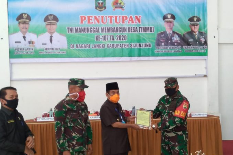 TMMD di Sijunjung resmi berakhir, bupati terima proyek dari Dandim