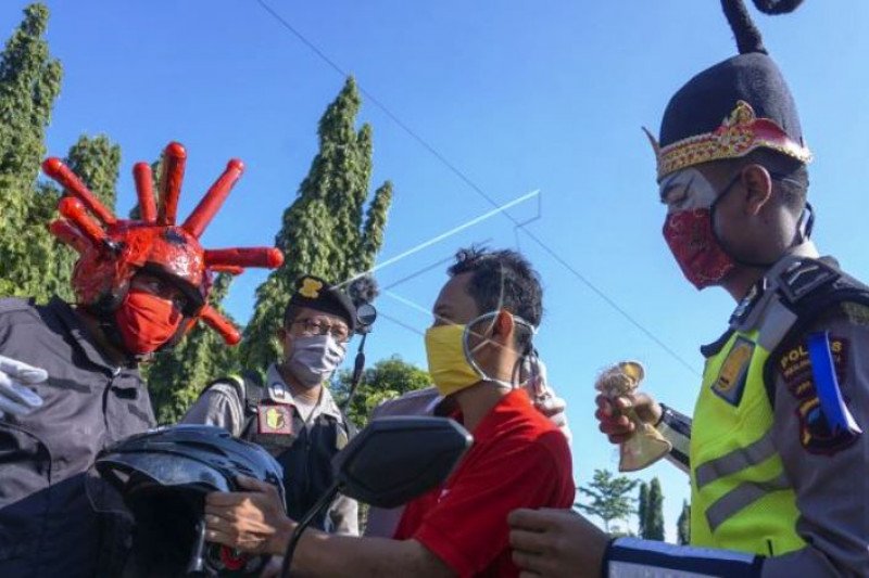 Polisi Gunakan Kostum Punokawan Bagikan Masker