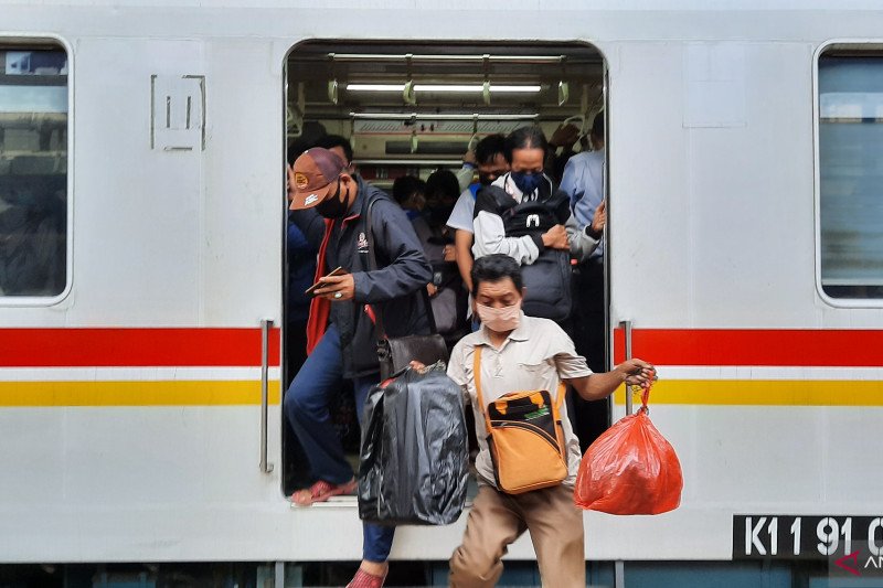 Calon penumpang kereta jalur Bogor masih ramai di Stasiun Manggarai