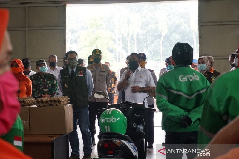 Gubernur Jabar tinjau kantor pos Bekasi pastikan bantuan terdistribusi