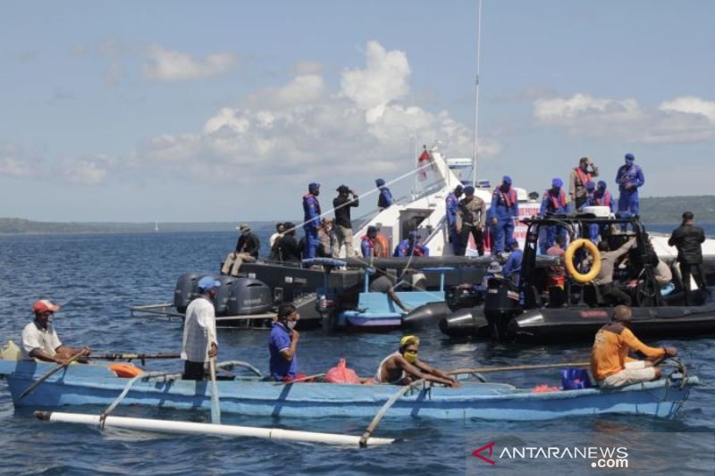 PEMBAGIAN SEMBAKO BAGI NELAYAN DI TENGAH LAUT