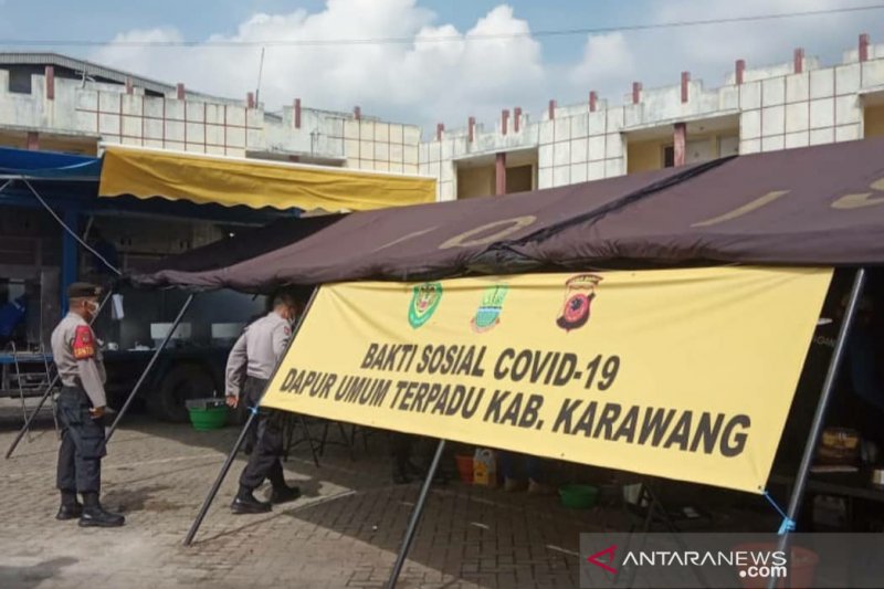 Polisi dan TNI Karawang dirikan dapur umum selama wabah COVID-19