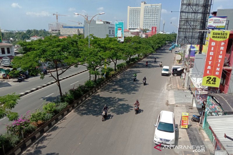 Jalan-jalan utama di Kota Depok lengang pada hari ketiga PSBB