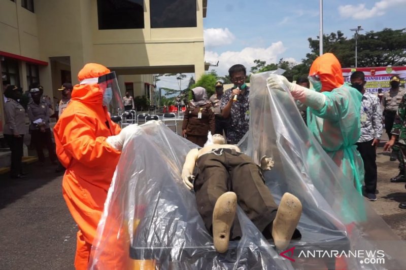 Anggota gabungan berlatih cara pemulasaran jenazah COVID-19