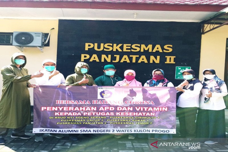 Alumnus SMAN 2 Wates bantu APD kepada lima puskesmas